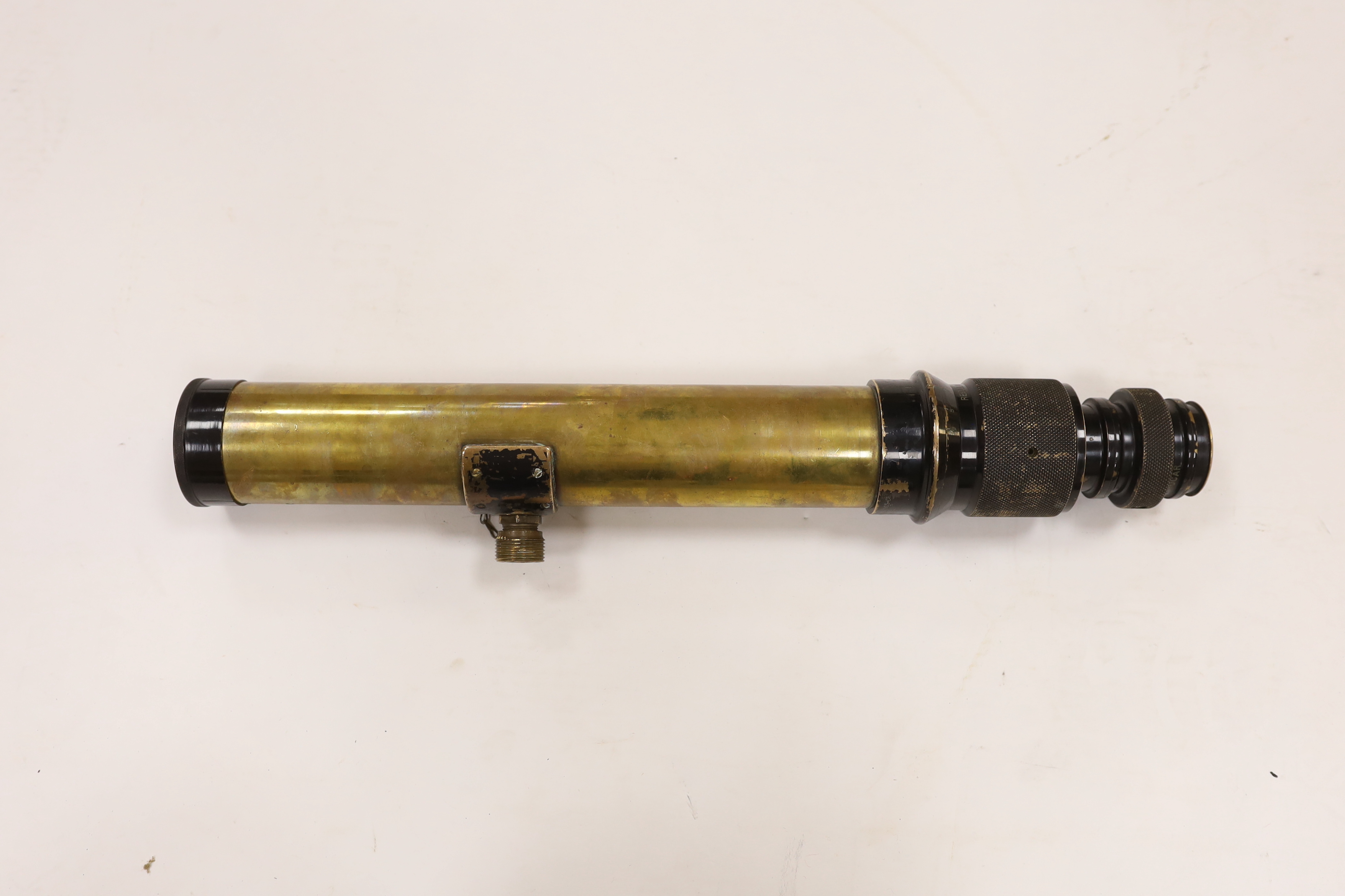 A First World War cased Vickers-Armstrongs Ltd, London, gun sighting telescope No.566, in fitted case with turned brass stand and colour filters, etc. applied brass plaque to the case; ‘CAIXA N45’, sight 52.5cm long, cas